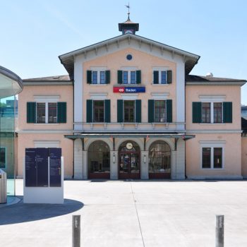 Bahnhofplatz Baden (vis-à-vis ist der Eingang unserer Büros)